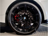 【BMWアロイホイル】軽量かつ強度に拘ったアロイホイル。走行性能ポテンシャルを引き出す設計。車の足元を引き締めてくれる大きなポイントはアロイホイルです。