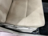 痛みの出やすい運転席シートの角、フロアマット、座面、ともに良好です