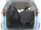 3列目シートは左右独立で収納することができます。5人乗車状態でより多くの荷物を積むことができます。