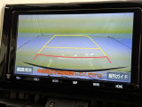 後方の見える安心をお届けするバックガイドモニター付:バックするときのアシストラインもあって楽々バック!車庫入れや縦列駐車をサポートし、苦手な駐車も安心です!今やもう手放せない装備ですネ♪