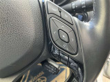 クルーズコントロール付き。アクセルペダルから足を離しても一定の速度で走行できるので高速道路が楽になります♪また、無駄なアクセルの踏み込みが抑えられエコドライブにも貢献します