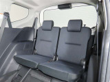 便利な5:5分割可倒式シートです。収納と乗車人数のバランスに優れています♪荷物の大きさに応じたラゲージスペースをフレキシブルに作り出せるので、シーンに応じた使い方ができます♪