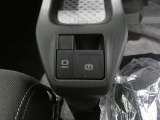 電動パーキングブレーキを搭載。スイッチ操作でパーキングブレーキを作動・解除することが可能ですので、操作の力が不要ですよ♪