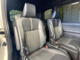 後部座席も気になるようなキズ・汚れやへたり等、大きなダメージはなく、良好な状態です。
