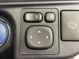 【電動格納ミラー】サイドミラーは電動格納式となっており、狭い駐車場でもキズがつくリスクを抑えられます。