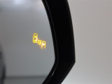 隣車線を走る車両をレーダーで検知し、ドアミラーでは確認しにくい後側方エリアに存在する車両に加え、急接近してくる車両も検知します。車両を検知するとドアミラーに搭載されたLEDインジケーターが点灯します。