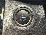 エンジンスタートボタンです。キーが車内にあれば、エンジンの始動・停止はブレーキを踏んでスイッチを押すだけ!キーを取り出す手間を省き、ワンプッシュでエンジンを操作するので簡単でスムーズです。