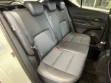 後部座席も気になるようなキズ・汚れやへたり等、大きなダメージはなく、良好な状態です。