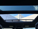 【スライディングルーフ】チルト・オープン可能なパノラミックルーフを装備。開放感あふれる車内となり人気のオプションになっております。