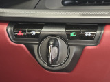 オプション設定のポルシェエントリー&ドライブシステム(スマートキーシステム) キーをしまったままでも車両のロック/アンロックが可能でエンジンスタートも専用のノブをひねるだけで手間いらずで御座います
