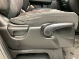シートハイトアジャスターが付いているので運転姿勢を調整するのに便利ですね。身長に合ったシートポジションは安全運転や疲労軽減にもつながります。