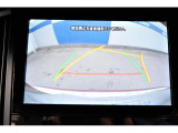 バックギアに入れるとバックカメラの映像がナビに映ります。障害物までの距離もわかりやすいです。