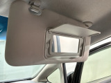 バニティーミラーが付いています。女性にうれしい装備ですね!