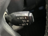 【クルーズコントロール】高速道路もラクラク走行。アクセルを離しても一定速度で走行ができ、長距離運転時の負担を軽減!加速・減速も簡単なスイッチ操作で調整できます。