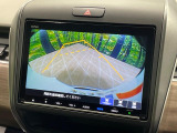 【バックカメラ】駐車時に後方がリアルタイム映像で確認できます。大型商業施設や立体駐車場での駐車時や、夜間のバック時に大活躍!運転スキルに関わらず、今や必須となった装備のひとつです!