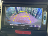 【バックカメラ】駐車時に後方がリアルタイム映像で確認できます。大型商業施設や立体駐車場での駐車時や、夜間のバック時に大活躍!運転スキルに関わらず、今や必須となった装備のひとつです!
