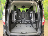 普段のお買い物や通勤、送迎等に十分な荷室スペースを確保しております。サードシートを跳ね上げると、大きな荷物の積載も可能です♪