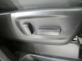 運転席のシート調整を電動で調整できます。無段階調整なので、どなたにもピッタリの調整が可能です。