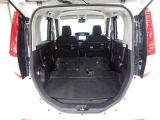 セカンドシートを倒すとさらに広々のラゲッジスペース