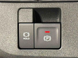 指先だけで簡単に操作が可能な電動パーキングブレーキを採用。「HOLD」スイッチを押すと、渋滞や信号待ちなどでブレーキペダルから足を離しても、ブレーキを保持するので安心です