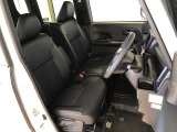 運転席の座面高さを調整できるシートリフターが付いています。フロントシートはベンチシートを採用で、座面も広く使い勝手もいいですよ♪