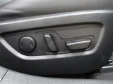 運転席はパワーシートなのでお好みのドライビングポジションに調整可能です♪