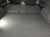 後部座席を倒すとかなりの広さがあり大きな荷物もラクラク積めますよ!