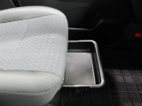助手席のシート下は大容量の収納スペース♪季節の変化で使用しない物など収納可能です♪