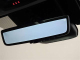 デジタルインナーミラーを装備してます。後部座席の人や大きな荷物で後方の視界を遮られることがありません。
