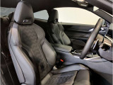 【コックピットシート】BMW車の主役席。車体中央にくる様に配置し車両重心とが一致する事でドライバーと車との一体感あるドライビングを実現。人間工学に基づき形成した形状が長時間のドライブ疲労も軽減します!