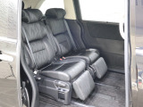 2列目シートも足元はゆったりしており快適にお座り頂けます!オットマンシート搭載で走行中も快適に過ごすことができます!