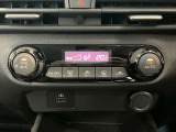 設定した温度に自動で調整でしてくれるオートエアコンです!内装の質感もさらにワンランクアップする人気の装備の1つです♪