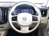 オーソドックスな3本スポーク式ですが、ホーン周りがラウンドしたデザインが特徴的なステアリングです オーディオやクルーズコントロールなど、ステアリングスイッチが充実しています