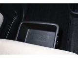助手席シートアンダートレイ装備!色々収納でき室内もスッキリ!