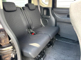 後部座席も気になるようなキズ・汚れやへたり等、大きなダメージはなく、良好な状態です。