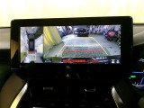 バックモニター付。車両後方の映像をナビ画面に表示し、駐車などの後退操作をサポートします。