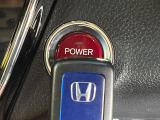 【Hondaスマートキー】カバンやポケットに入れたままでもドアの施錠・解錠が可能なスマートキーを装備。エンジンのオン・オフ時もカギを取り出す必要が無いからとっても便利です♪