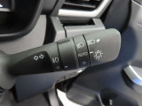 スイッチをオートに設定しておけば、車外の明るさに応じて自動的にヘッドランプを点灯・消灯します。夕暮れ時やトンネルの続く山道などを走行する時に便利なコンライトを装備しています。