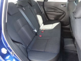 後部座席も気になるようなキズ・汚れやへたり等、大きなダメージはなく、良好な状態です。