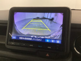 リバースギアに入れるだけで後方の表示へ切り替わります。夜間や雨の日の駐車も楽になりますよ。