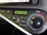 オートエアコン付きなので一度、気温を設定すれば自動的に過ごし易い温度に調整してくれますよ。 車内をいつでも快適空間にしてくれます。