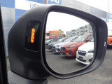 死角を減らす技術の「スバルリヤビークルディテクション」!車体後部に内蔵のセンサーによって自車後側方から接近する車両を検知。ドアミラーのLEDインジケーターや警報音でドライバーに注意を促します。