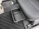 助手席シートアンダートレイ。車内の掃除道具など、車内には置いておきたいけど、目につくところには置きたくない物の収納にぴったり。