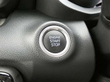 【プッシュスタート】スマートキーを携帯して、ブレーキを踏みながらスタートスイッチを押すだけでエンジンがかけられます。