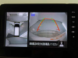 パノラミックビューモニター付きです。車両を上から見たような映像をモニター画面に表示。運転席からの目視では見にくい、車両周辺の状況をリアルタイムでしっかり確認できます。