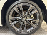 「トヨタ純正アルミホイール」を装着!純正なので車のデザインともマッチしています。高級感やスポーティーさを際立たせてくれます。