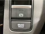 電子制御パーキングブレーキ、ブレーキホールド搭載!パーキングブレーキは手動で解除スムーズな発進が可能。ブレーキホールドは停車中に、ブレーキペダルを踏み続けなくても、自動的にブレーキを保持する機能です。