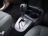 CVT(無段変速)のオートマチックです。フロアシフトがとても使い易いです。また高燃費に貢献するのもこのオートマチックです(*^_^*)