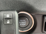 【キーレススタートシステム】カバンやポケットに入れたままでもドアの施錠・解錠が可能なスマートキーを装備。エンジンのオン・オフ時もカギを取り出す必要が無いからとっても便利です♪