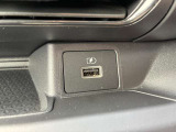 USBソケットがついてます!車の中でもスマホの充電が可能です!